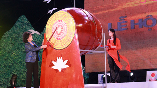 Inaugurada la temporada turística en playa de Cua Lo, Nghe An